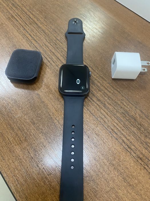 Продам Apple Watch series 5