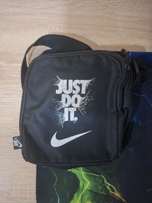 Продавам чантичка nike just do it.
