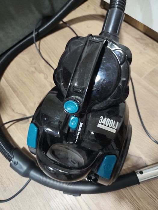 Продается пылесос состояние хорошее работает хорошо.