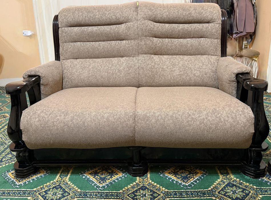 Диван и кресло.