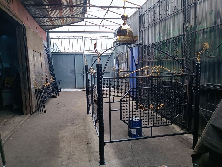 Кованые мазары и полумесяцы