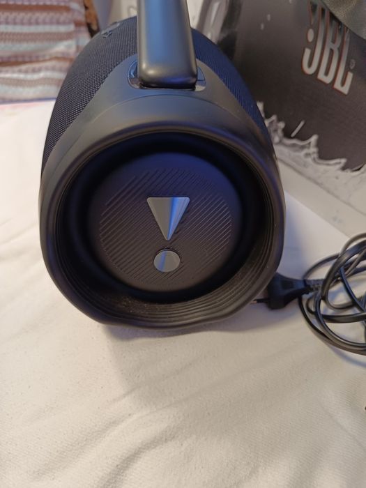 Vând 2 boxe JBL boombox3, 180w, plus un Etui.