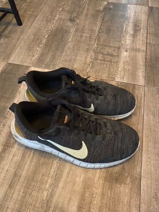 Продавам запазени маратонки Найк