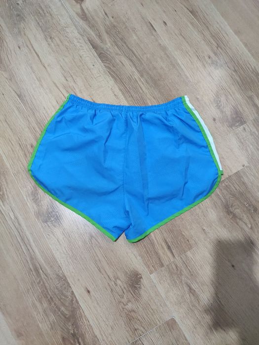 Pantaloni scurți de damă Nike mărimea M