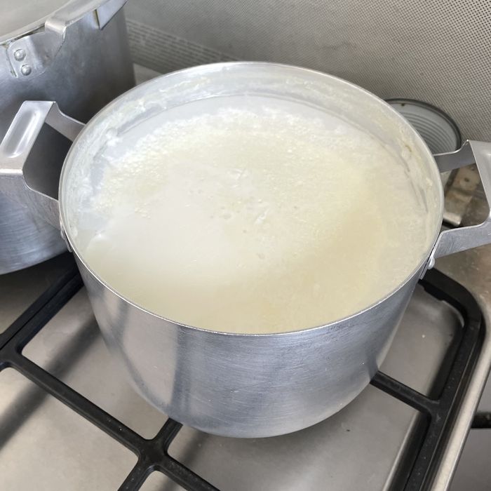 Ешкі сүті сатылады