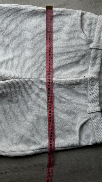 Белые вельветовые с флисом штаны в М размере.