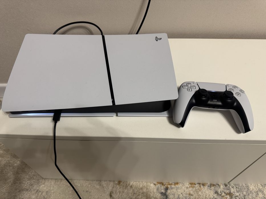 Продаю почти новый Ps5 slim 1tb