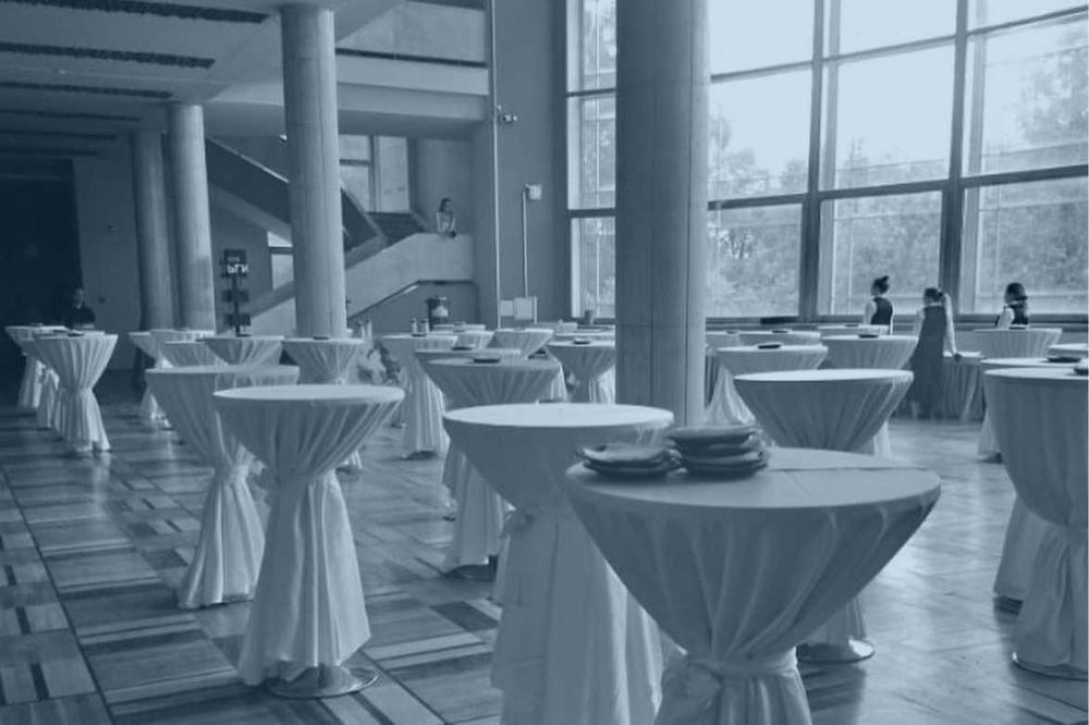 Аренда столов и стульев для выставок