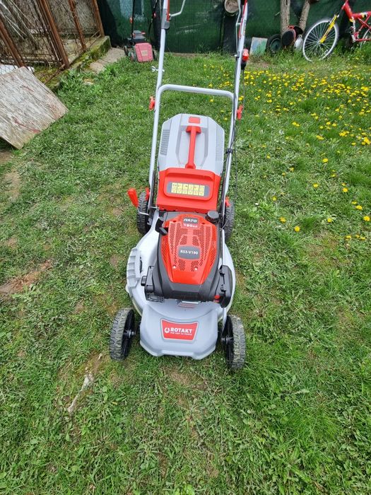 Mașina de tuns Iarba cu propulsie
