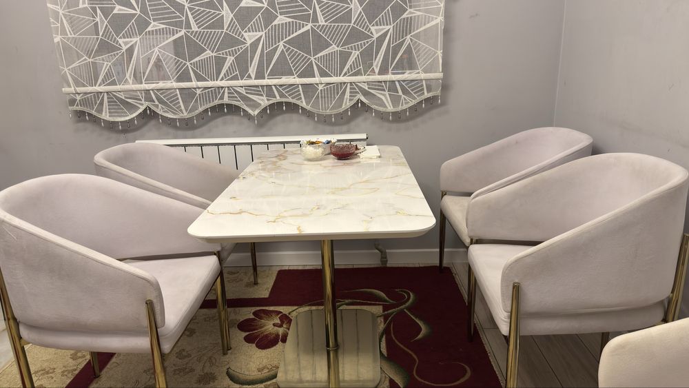 Стол со стульями