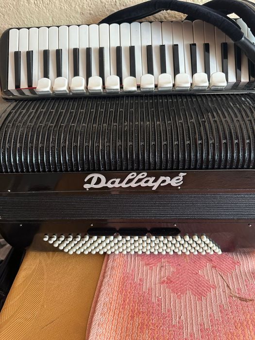 Продавам акордеон 120 баса италиански