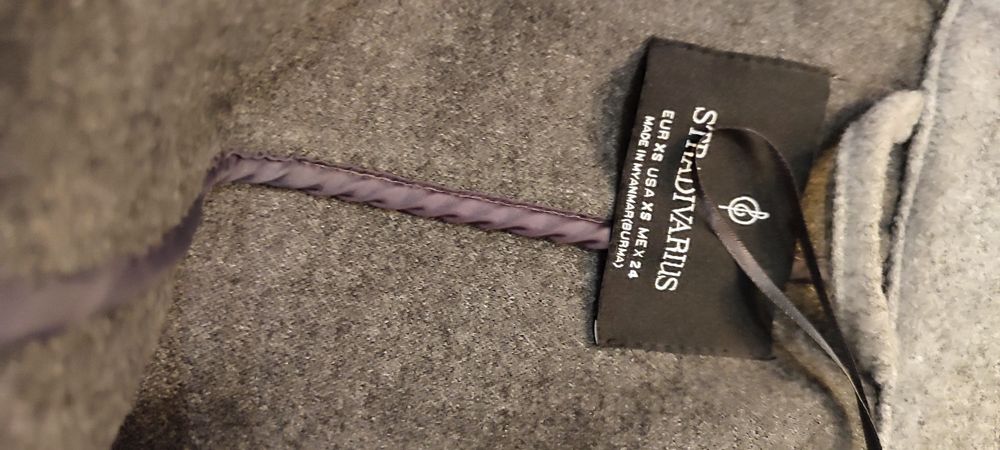 Pardesiu model deosebit petrecut si buzunare laterale, gri deschis