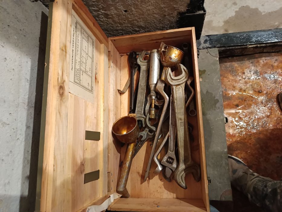 Инструменти използвани,чукове,бензинова лампа нова.