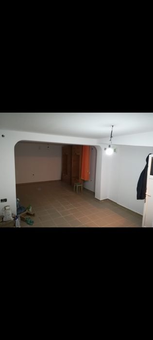 Închiriez spatiu comercial 35 MP
