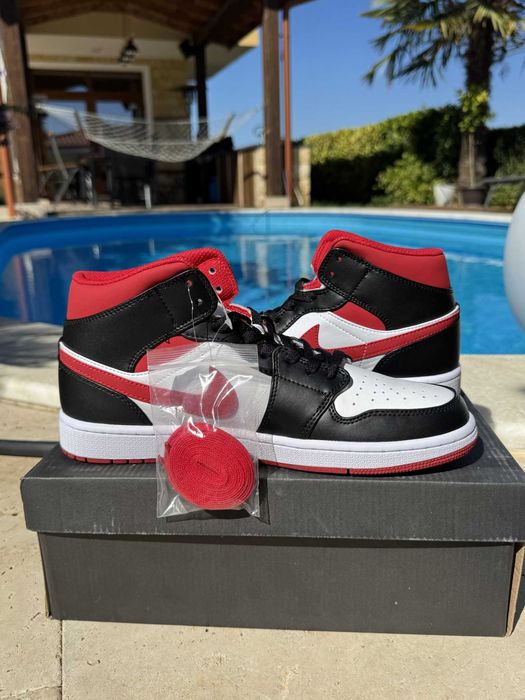 Jordan 1 Mid Gym Red Black White Кецове 44 EUR + Кутия нови