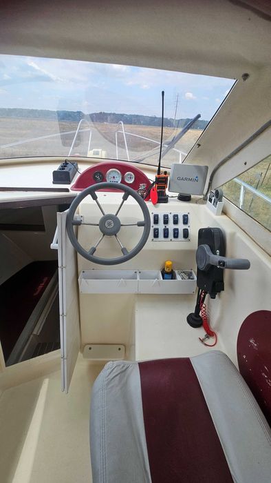 Barca cabinata 6.5m cu motor 90cp 4T si Peridoc inclus