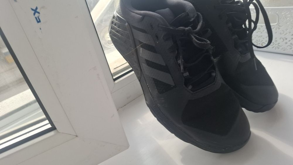 Продам кроссовки орегенал адидас