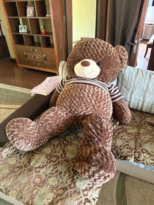 Большой плюшевый медведь