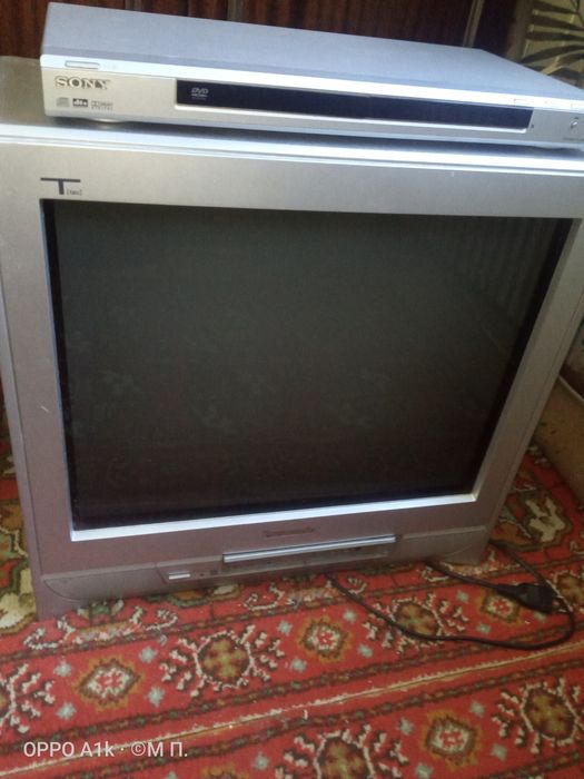 Цветной телевизор и ДИВИДИ проигрыватель.