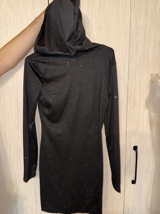 Платье с капюшоном сияющее