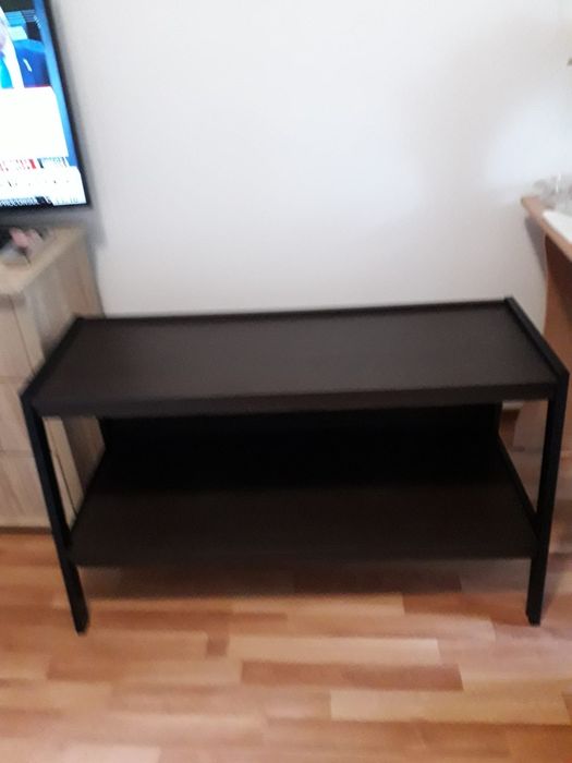 Vind masa de televizor  culoare maro închis cu 4picioare masa  este  în  stare bună  și nu a mai fost  folosita