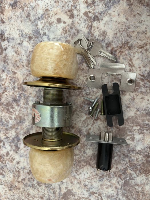 Ручка дверная и замок новый