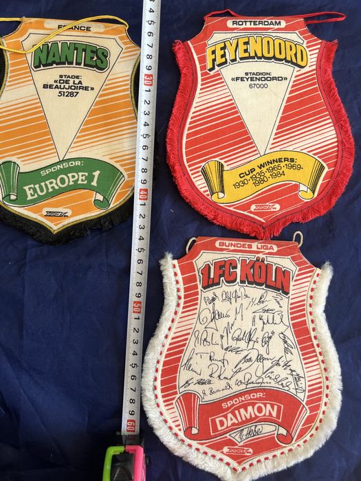 Стари футболни флагове.