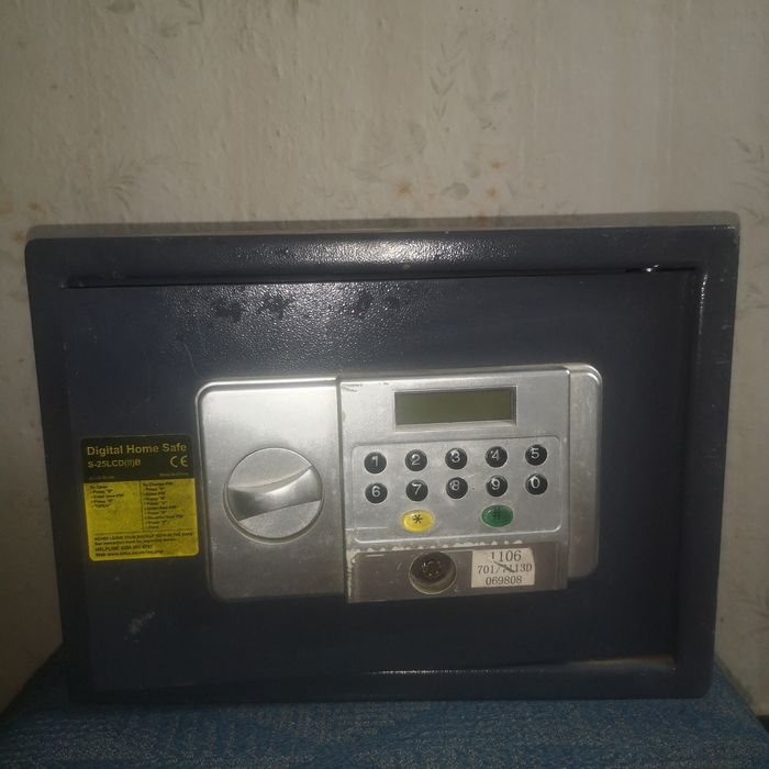 Продавам Малък сейф каса