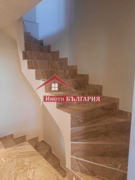 Къща на три етажа + Гараж в гр. Карлово