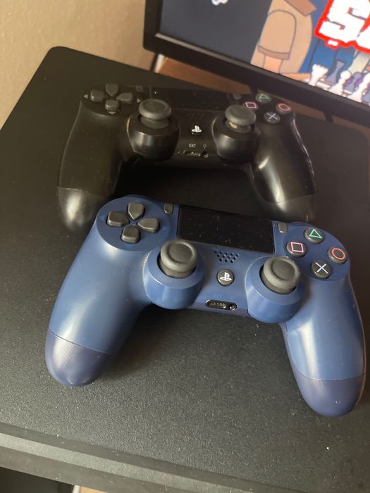 Vând ps4 cu tot cu cont are pe el FIFA 26 +2 manete !!