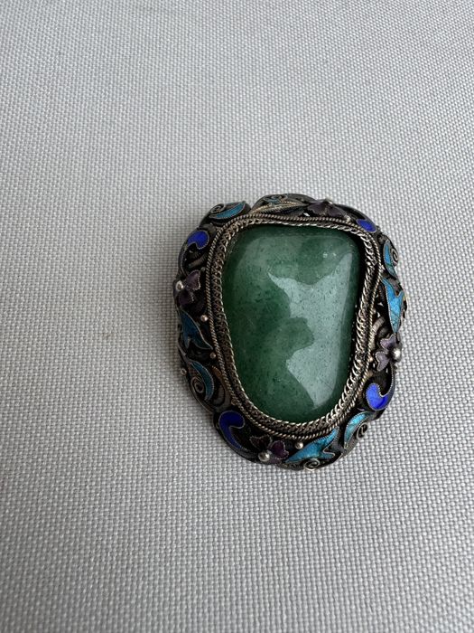 Brosa din argint, jad si email