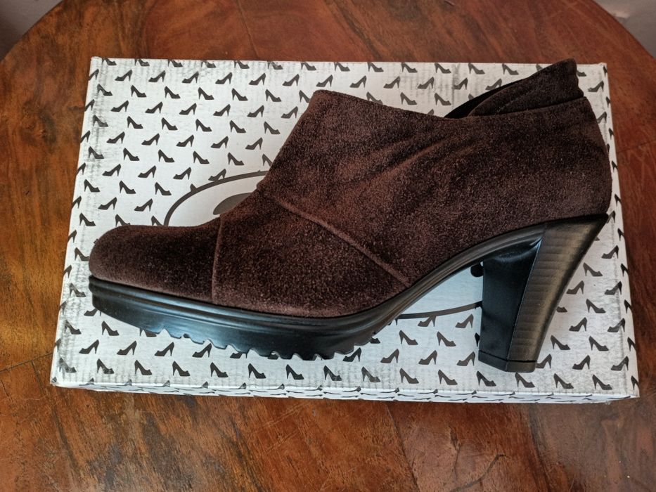 Нови!№39 Кафяви Боти Ест ми
15 €
29,34 лв