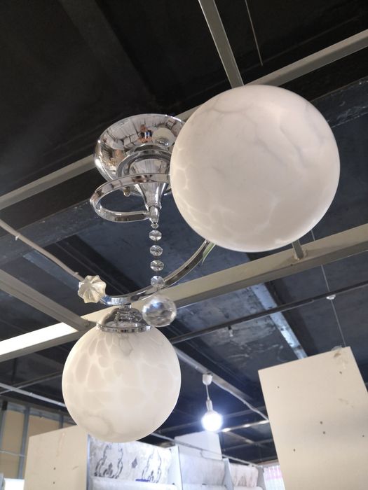 Люстра - продам (два плафона)
