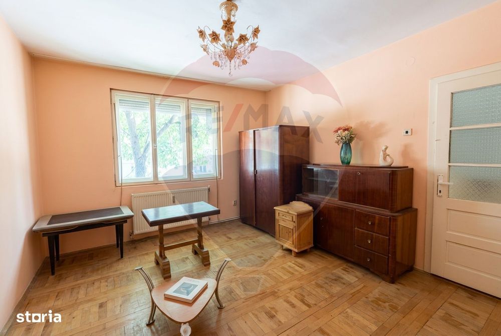 Casă cu 4 camere de vânzare - str. Morii