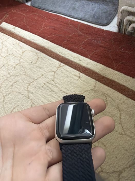 Vând Apple Watch cu câteva mici zgârieturi care se văd în poză în rest este ca nou a fost folosit doar trei luni