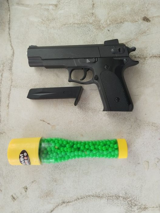 Детская игрушка пистолет