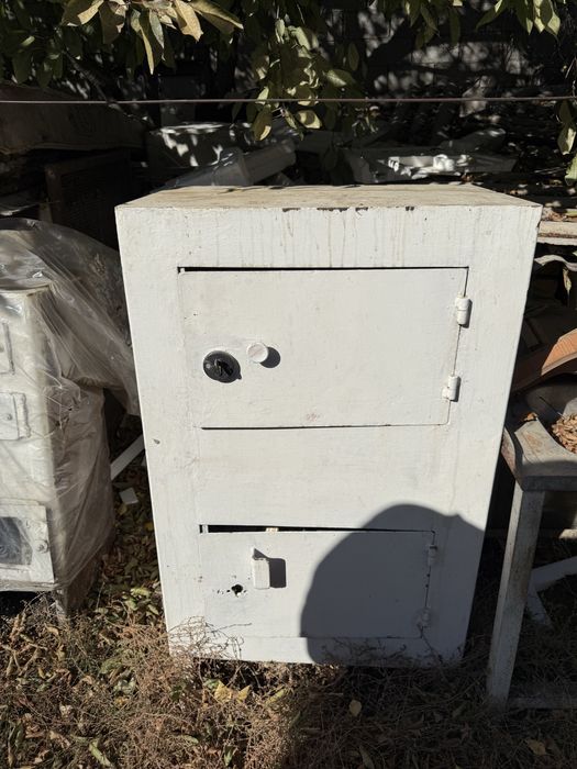 Продам сейф среднего размера с двумя дверцами