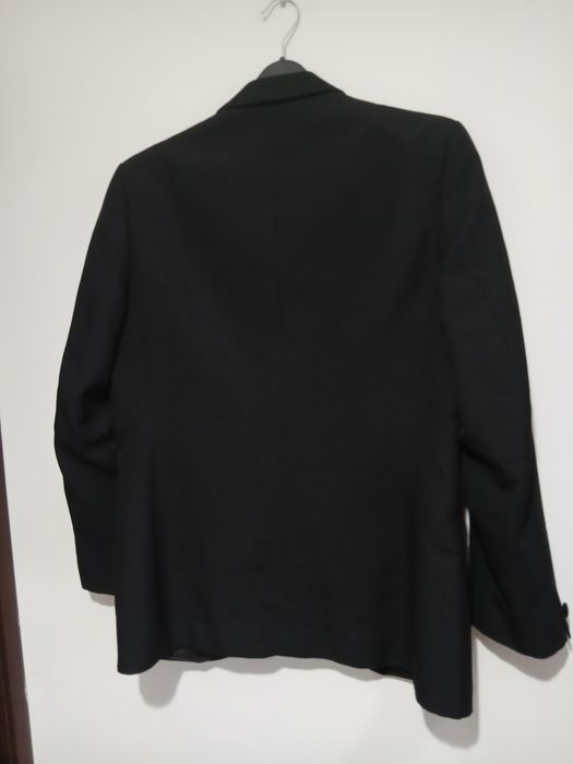 Sacou negru barbati marimea 46-48 sau M-L in stare perfecta
Dimensiuni:
- latimea intre umeri 46 cm
- latimea intre axile 52 cm
- circumferinta bust 1