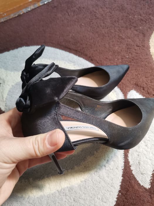 Усканос туфли сотилади тоза акуратно кийилган кораси 3 марта каийилган