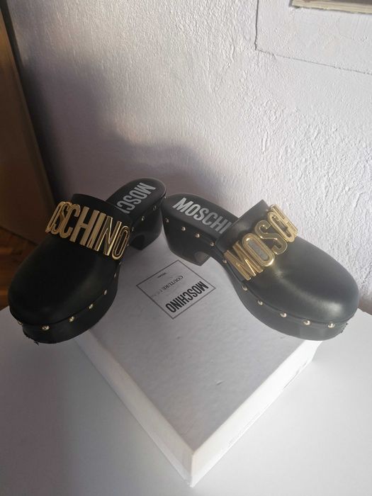 Сабо от естествена кожа на Moschino номер 40, но отговарят на 39 номер