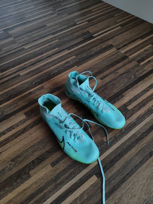 Продам футбольные бутсы