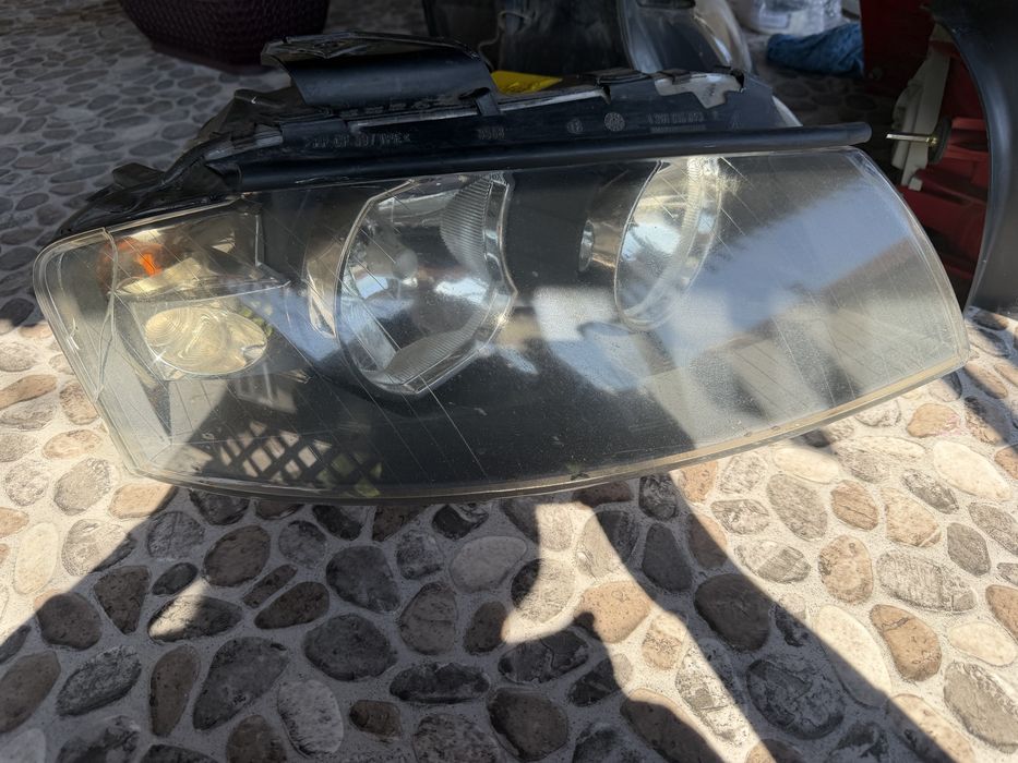 Десен фар Audi A3 8P – за части (спукано стъкло)