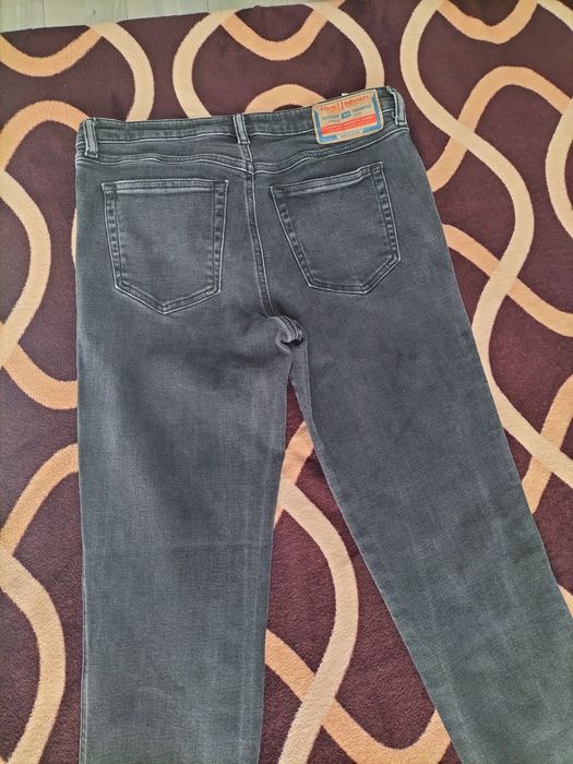 Blugi Diesel negrii pentru bărbați