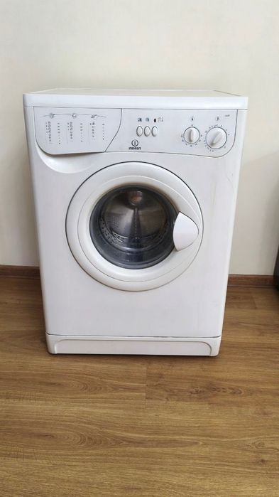 Стиральная машина Indesit (требует ремонта)