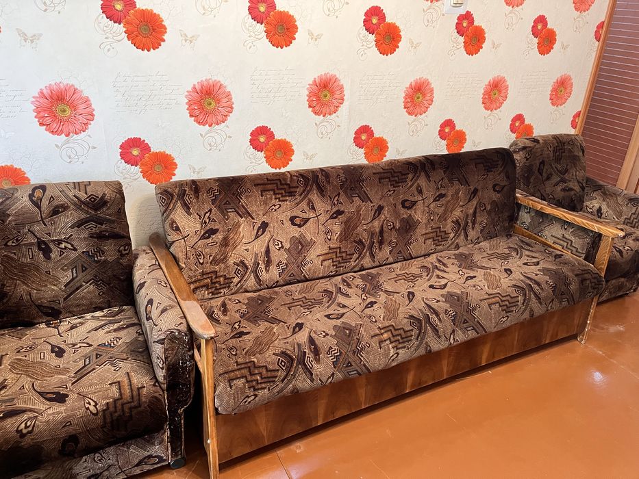 Продаю Диван с двумя креслами