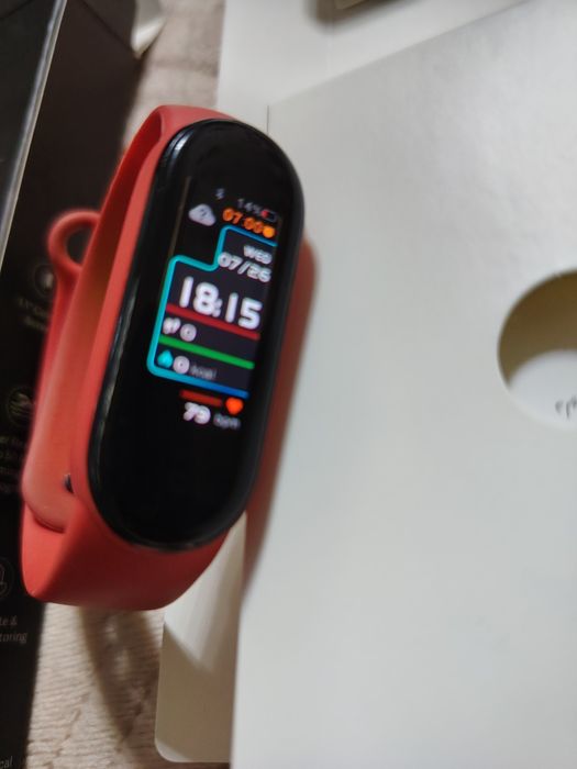 Смартбраслеты Mi и Huawei