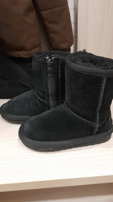 Продам угги. В подарок ветровка.