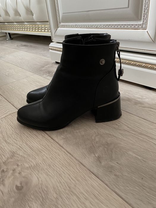 Продам ботинку осень- весна