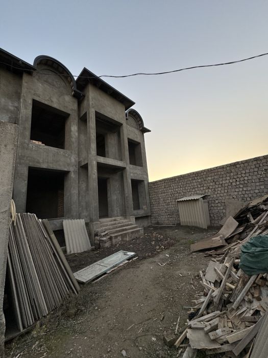 Uy hovli sotiladi. 7 xona, padvali bor. Uy ozimniki. продажа дома