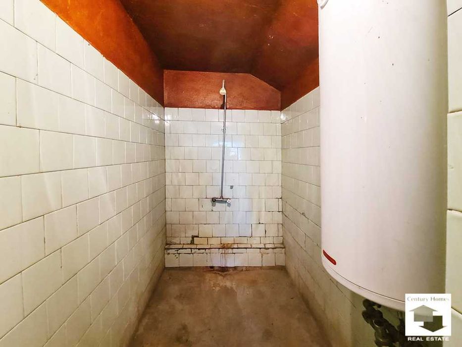 140327 Едноетажна къща с равен двор и кладенец в с. Бутово